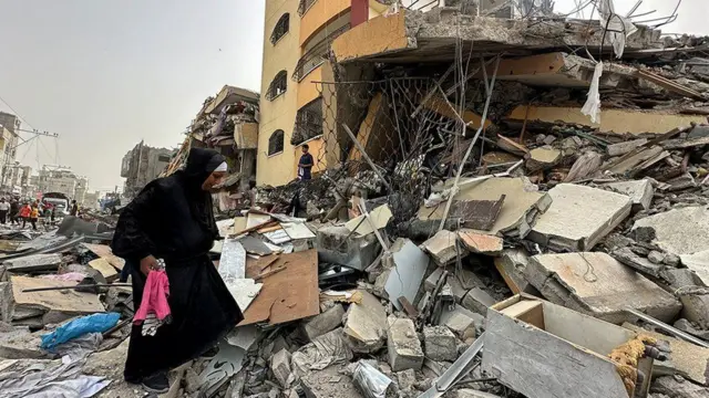 معاناة غزة: قرقاش يدعو لإنهاء الأزمة والبحث عن سلام دائم - معاناة غزة