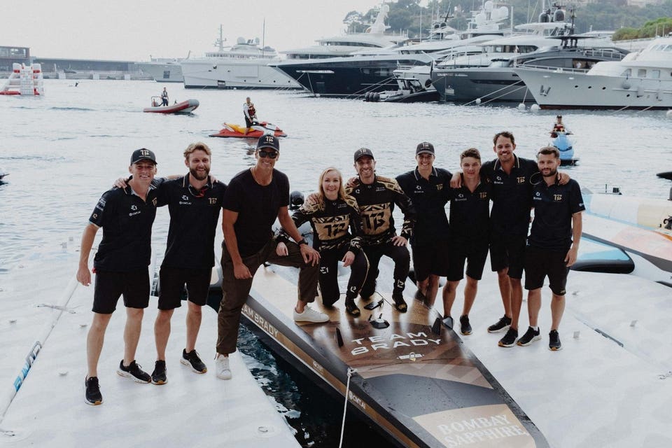 توم برادي: قوة تنافسية ومدافع عن الاستدامة في E1 - توم برادي