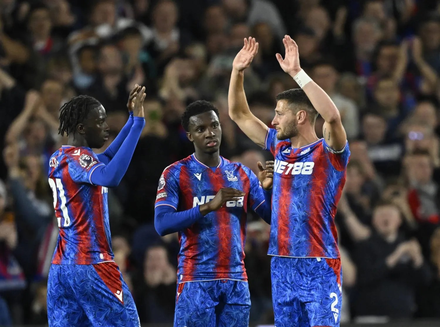 كريستال بالاس 3-1 أز ألخمار: تقرير ونتيجة وأهداف المباراة - كريستال بالاس