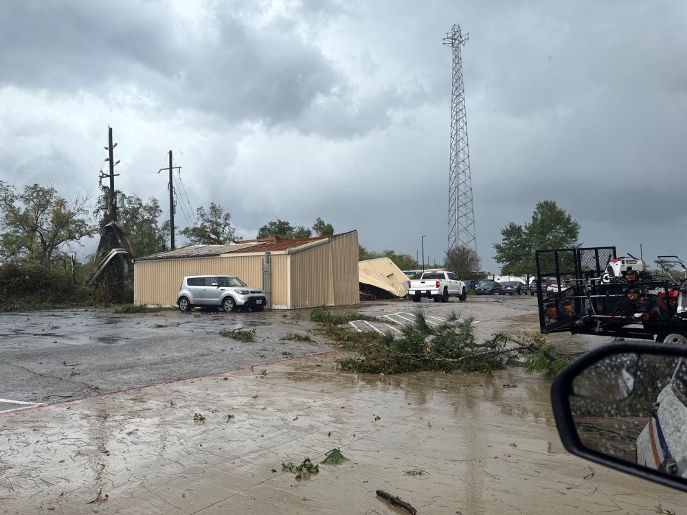 إعصار هيوستن تضرر أكثر من 100 منزل بسبب إعصار قرب هيوستن - إعصار هيوستن