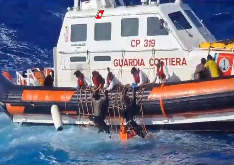 لحظة دراماتيكية: إنقاذ خفر السواحل لبحارة عالقين - إنقاذ خفر السواحل