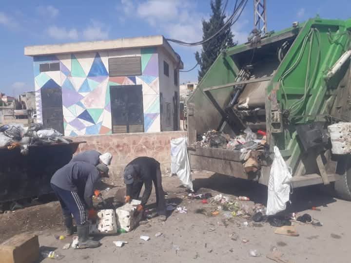 لحظة إزالة عمال المجلس الماسكين للأعلام في ظلام الليل - إزالة عمال المجلس