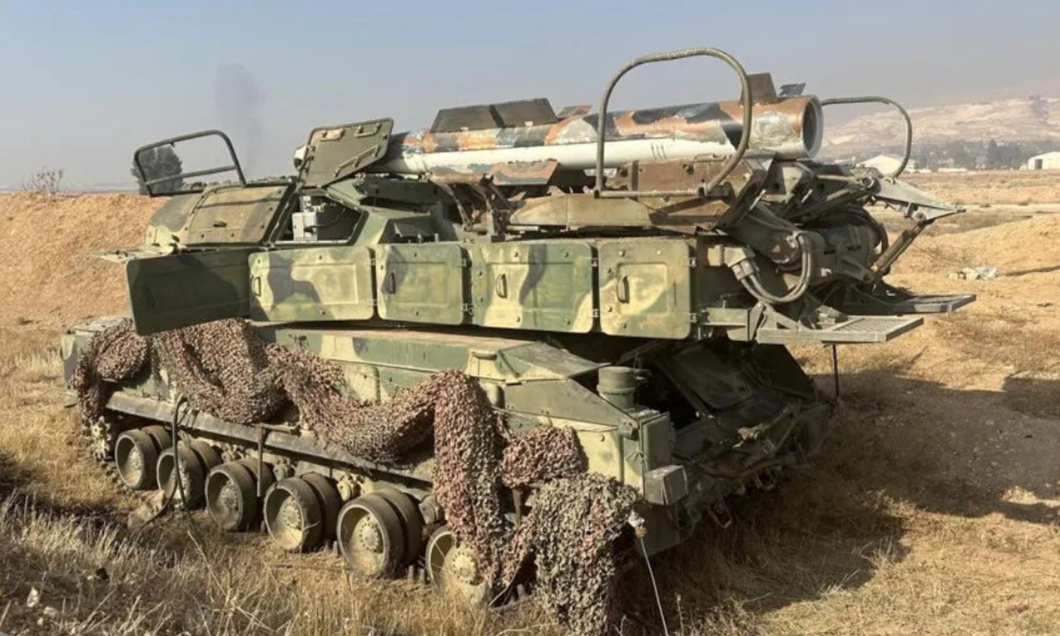 استخدام مركبة إسرائيلية مهجورة فلسطينيون يستخدمون مركبة - استخدام مركبة إسرائيلية مهجورة