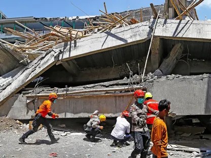 ارتفاع عدد ضحايا الانهيار الأرضي في إندونيسيا إلى 11 - ارتفاع عدد ضحايا الانهيار