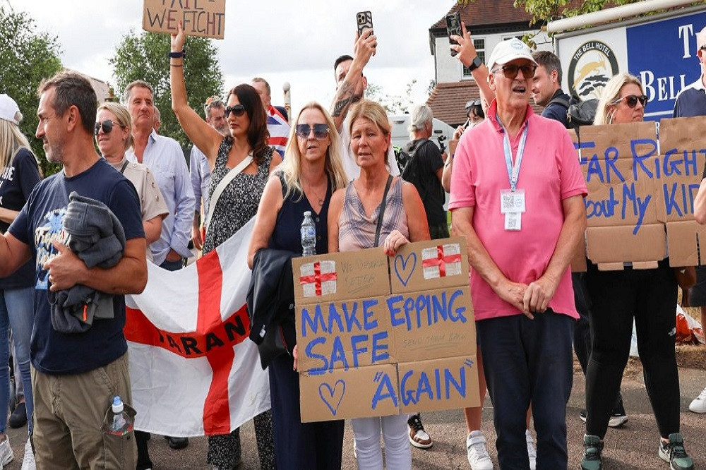 احتجاجات إيواء الطلاب احتجاجات ضد خطط لإيواء 600 طالب لجوء - احتجاجات إيواء الطلاب