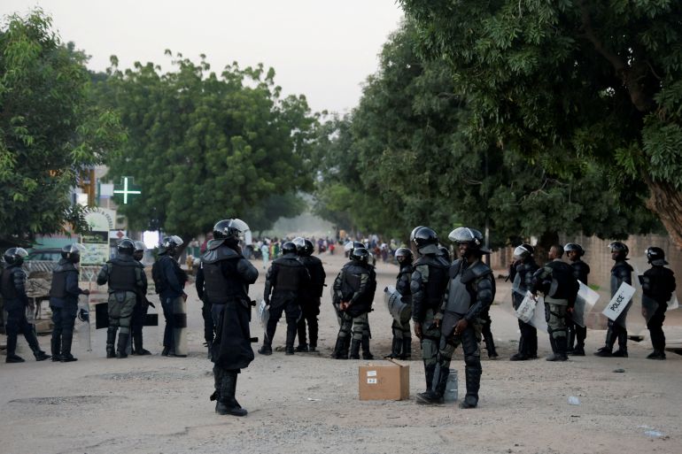 زعيم المعارضة الكاميرونية يفر إلى غامبيا بحثًا عن الأمان - زعيم المعارضة الكاميرونية