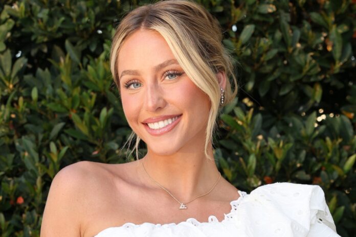 أليكس إيرل ترد على شائعات انفصالها عن براكستون باريوس