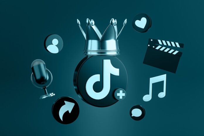 أم على تيك توك تساعد الآخرين من سرير ابنها في المستشفى