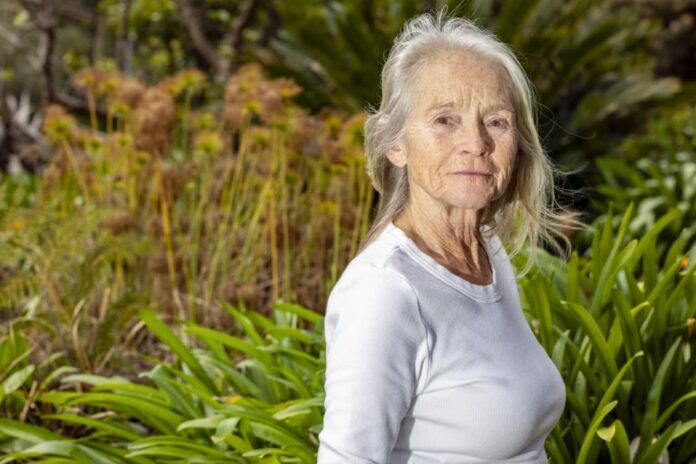 ابن زوجي الراحل مستفيد من حساباته. أين أترك؟