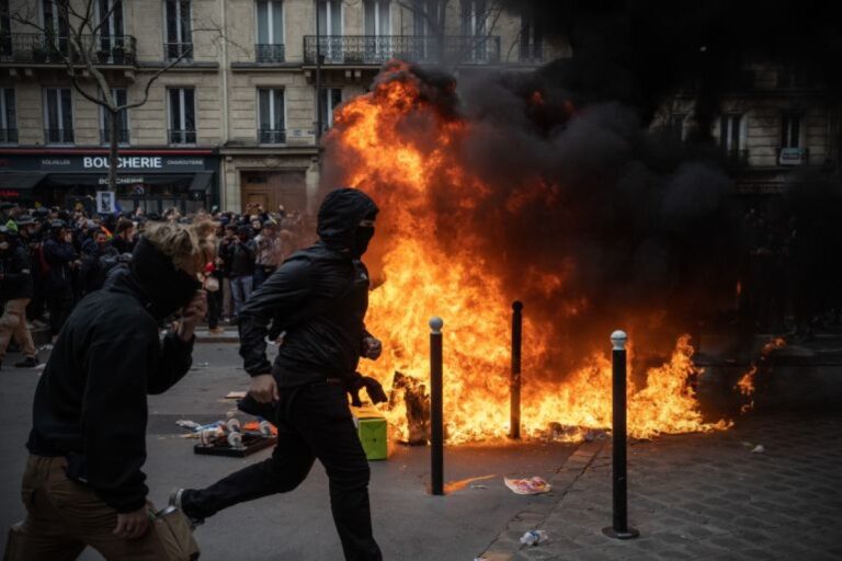 احتجاجات فرنسا شباب ليلة النار يثيرون الفوضى في المدن