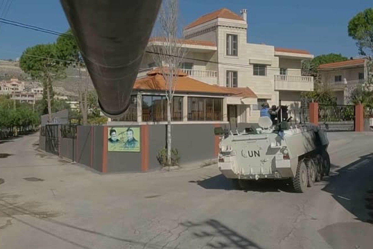 استخدام مركبة إسرائيلية مهجورة فلسطينيون يستخدمون مركبة