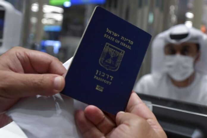 التحديات والإذلال: السفر بجواز سفر ضعيف