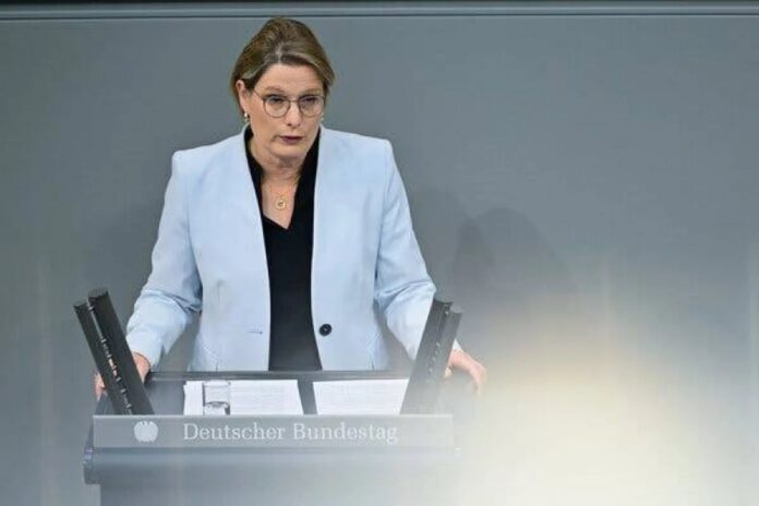 الشرطة تعتقل خمسة بعد تعليق لافتة من “فعل فلسطين”