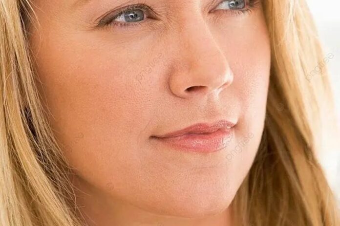 امرأة الثلاثينيات عمرها تكافح امرأة في الثلاثينيات من عمرها