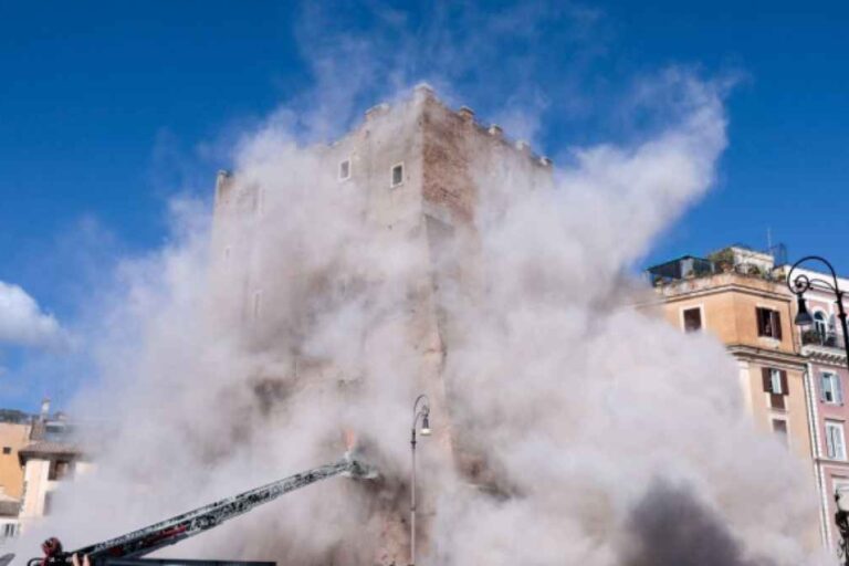 انهيار برج تاريخي روما وفاة عامل بعد انهيار جزئي لبرج
