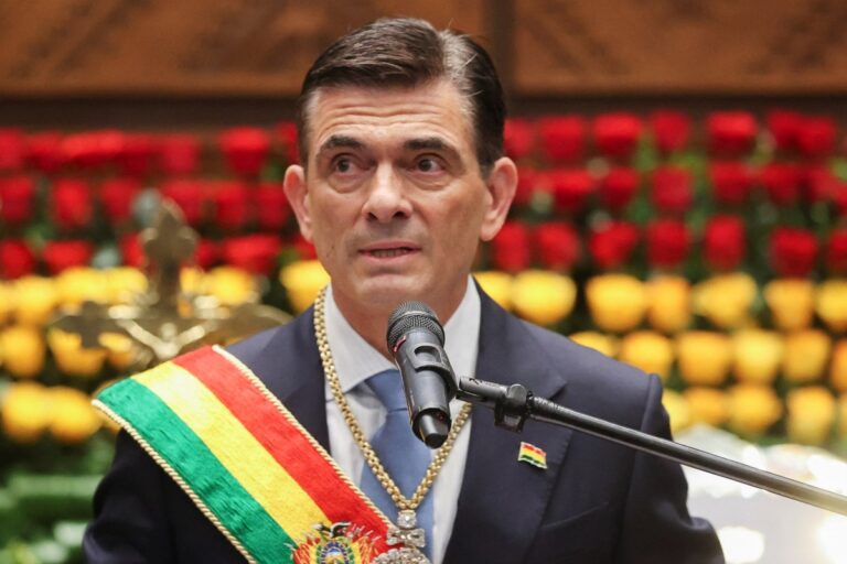 باك رئيساً لبوليفيا باك يؤدي اليمين رئيساً لبوليفيا ويعد