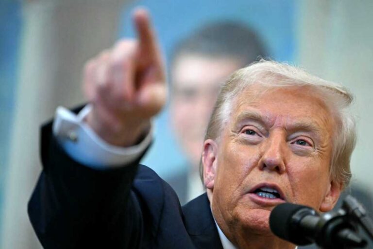 ترامب يرد على سيث معركة على الهواء.. ترامب يرد على من شبهه