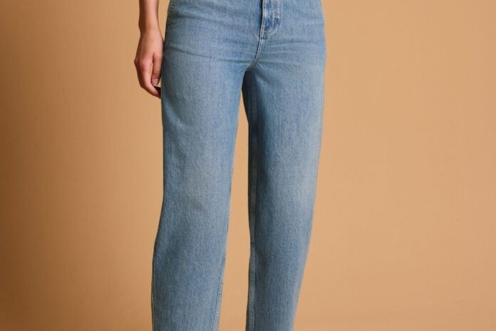 جينز البرميل لا يزال رائجًا: تسوق بأسعار أقل من 50 دولارًا
