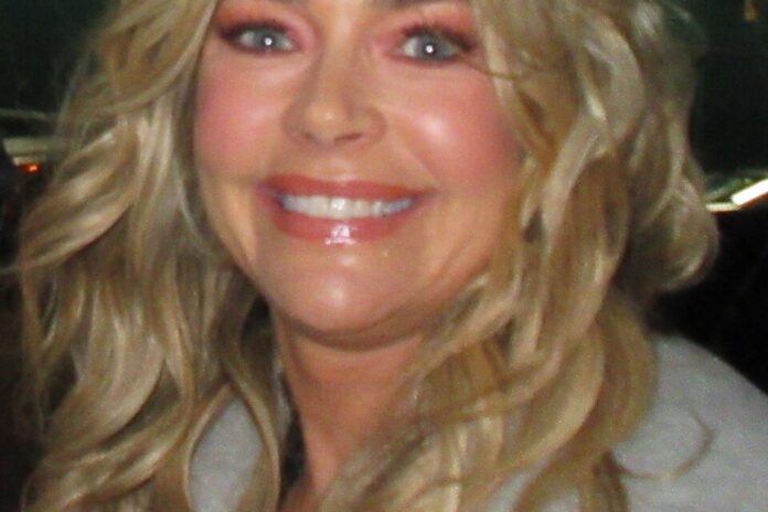 دينيس ريتشاردز تحصل على أمر تقييدي لمدة خمس سنوات ضد زوجها