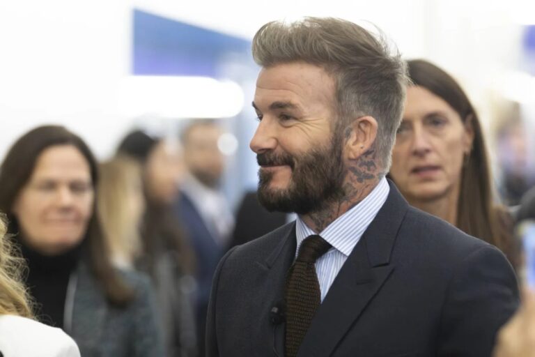 سير ديفيد بيكهام لقب أهلاً وسهلاً، سير ديفيد! بيكهام يتلقى