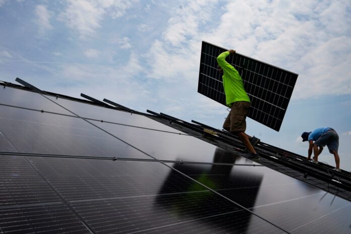 عائلات أمريكية مصدومة من تقليص تمويل الطاقة الشمسية