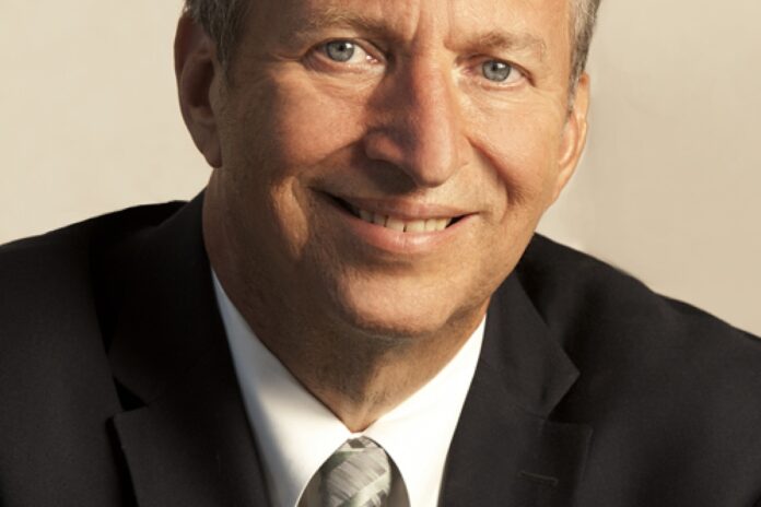 لاري سامرز، رئيس هارفارد السابق، يعتذر عن رسائل إبستين