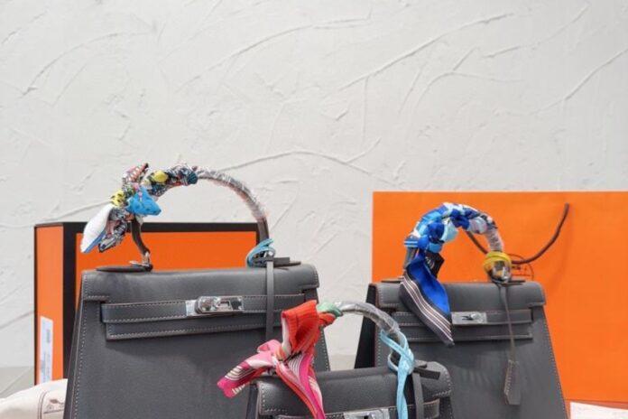 لورين كيلي تشعر بالحرج أثناء صراع بين بييرس مورغان والدكتور لورين كيلي تشعر بالحرج أثناء صراع بين بييرس مورغان والدكتور