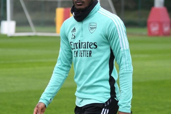 مرينو ينقذ أرسنال بالتعادل 1-1 أمام تشيلسي بعشرة لاعبين