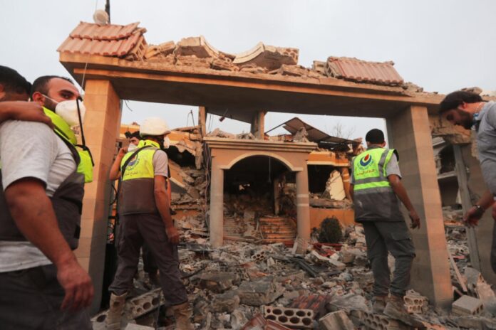 مقتل ثلاثة أشخاص وجرح آخرين في غارات إسرائيلية على جنوب