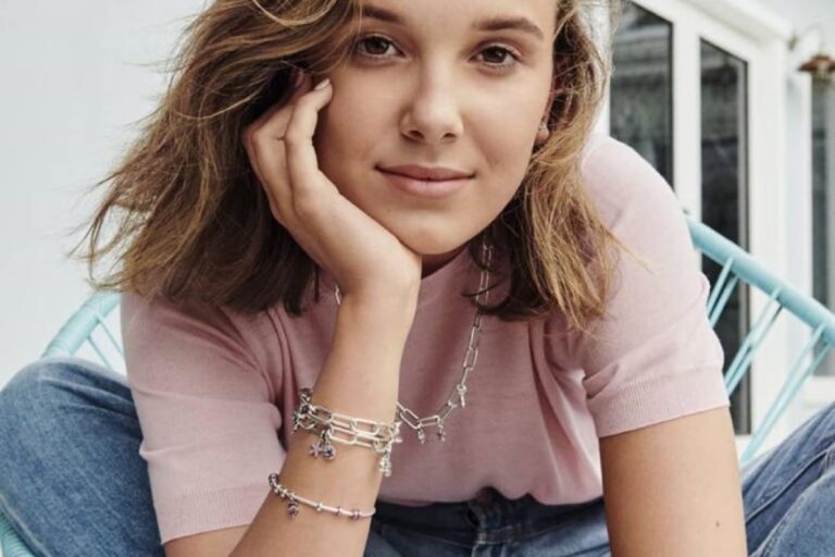 ميللي بوبي براون تجتمع مع ديفيد هاربر في عرض “أشياء غريبة”