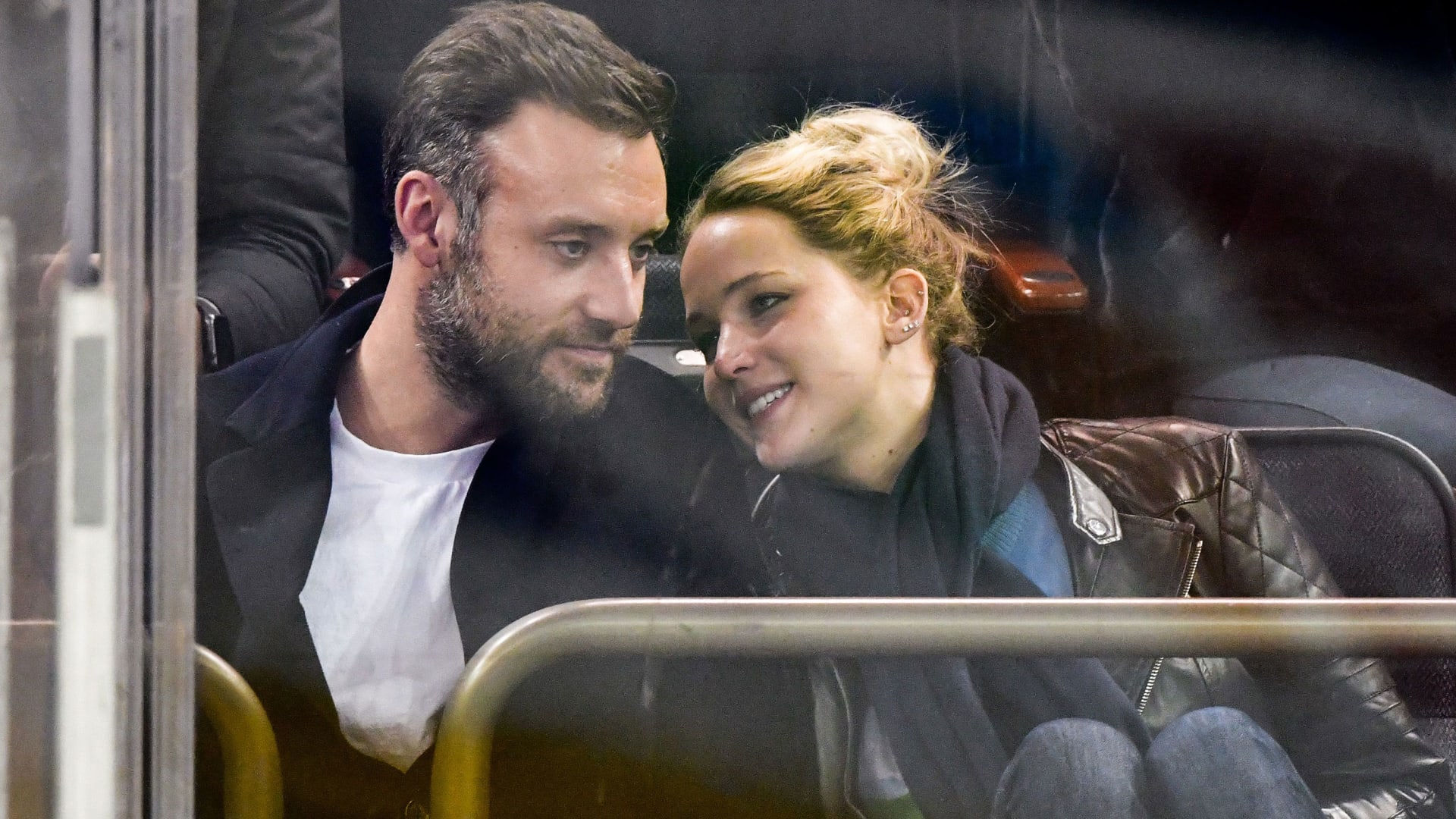 جينيفر لورانس وزوجها كوك ماروني في صورة نادرة - جينيفر لورانس وزوجها كوك