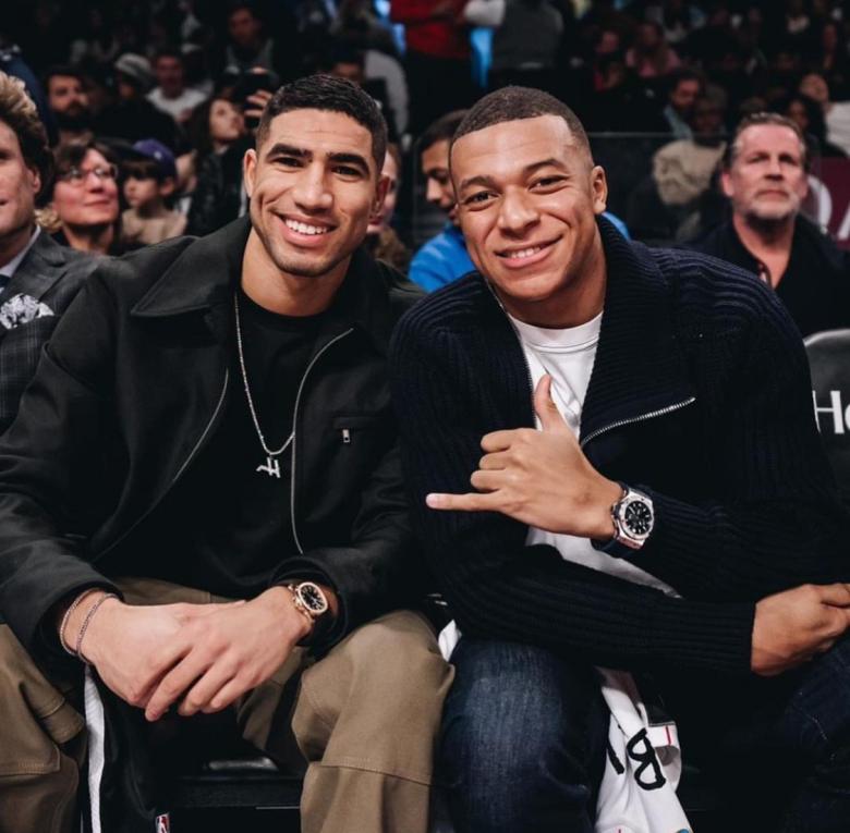 مبابي حكيمي فيديو: بقميص حكيمي.. مبابي يساند المغرب أمام - مبابي حكيمي