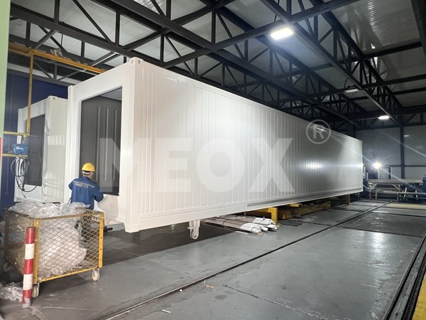 مستودع قدماً سكان غاضبون يتهمون مستودعاً بطول 60 قدماً - مستودع قدماً