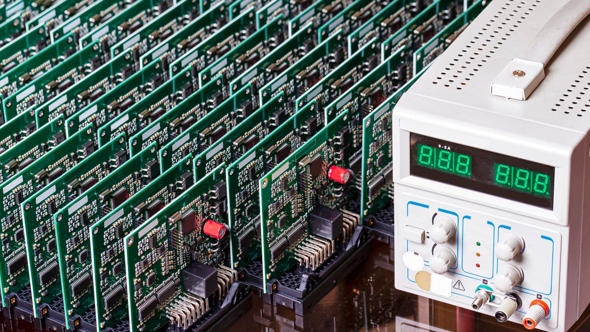 توقعات بتجاوز مبيعات أشباه الموصلات تريليون دولار في 2026 - مبيعات أشباه الموصلات