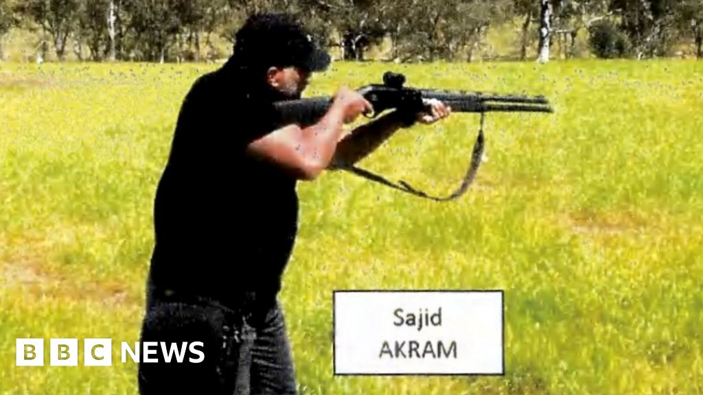 تفاصيل هجوم بوندي: مسلحون يلقون متفجرات في بداية الهجوم - هجوم بوندي