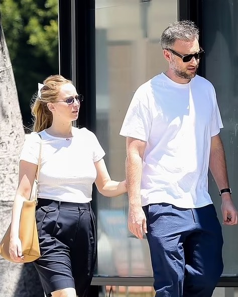 جينيفر لورانس وزوجها كوك ماروني في صورة نادرة - جينيفر لورانس وزوجها كوك