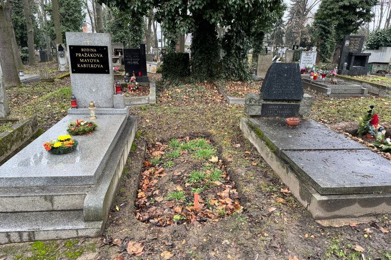 الدفن التشيك حين لا يجد المسلمون مكانهم الأخير.. الدفن - الدفن التشيك