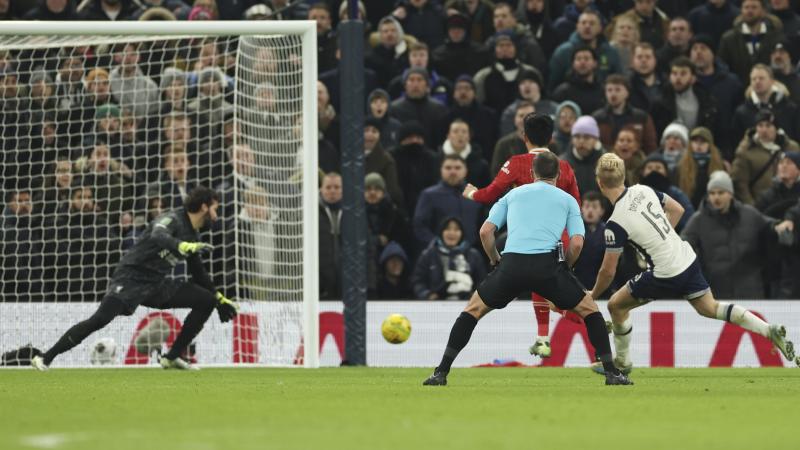 ليفربول يهزم توتنهام ويخسر إيساك - ليفربول يهزم توتنهام