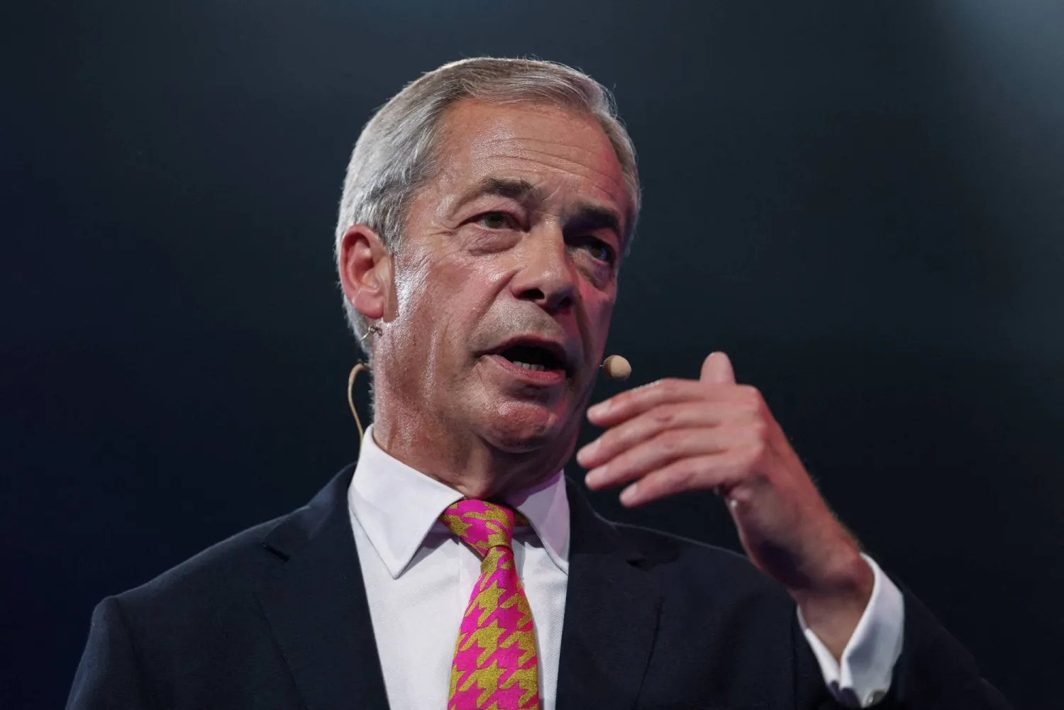 نيجل فاراج ينتقد بريطانيا كـ’جمهورية موز’ مع تأجيل - نيجل فاراج