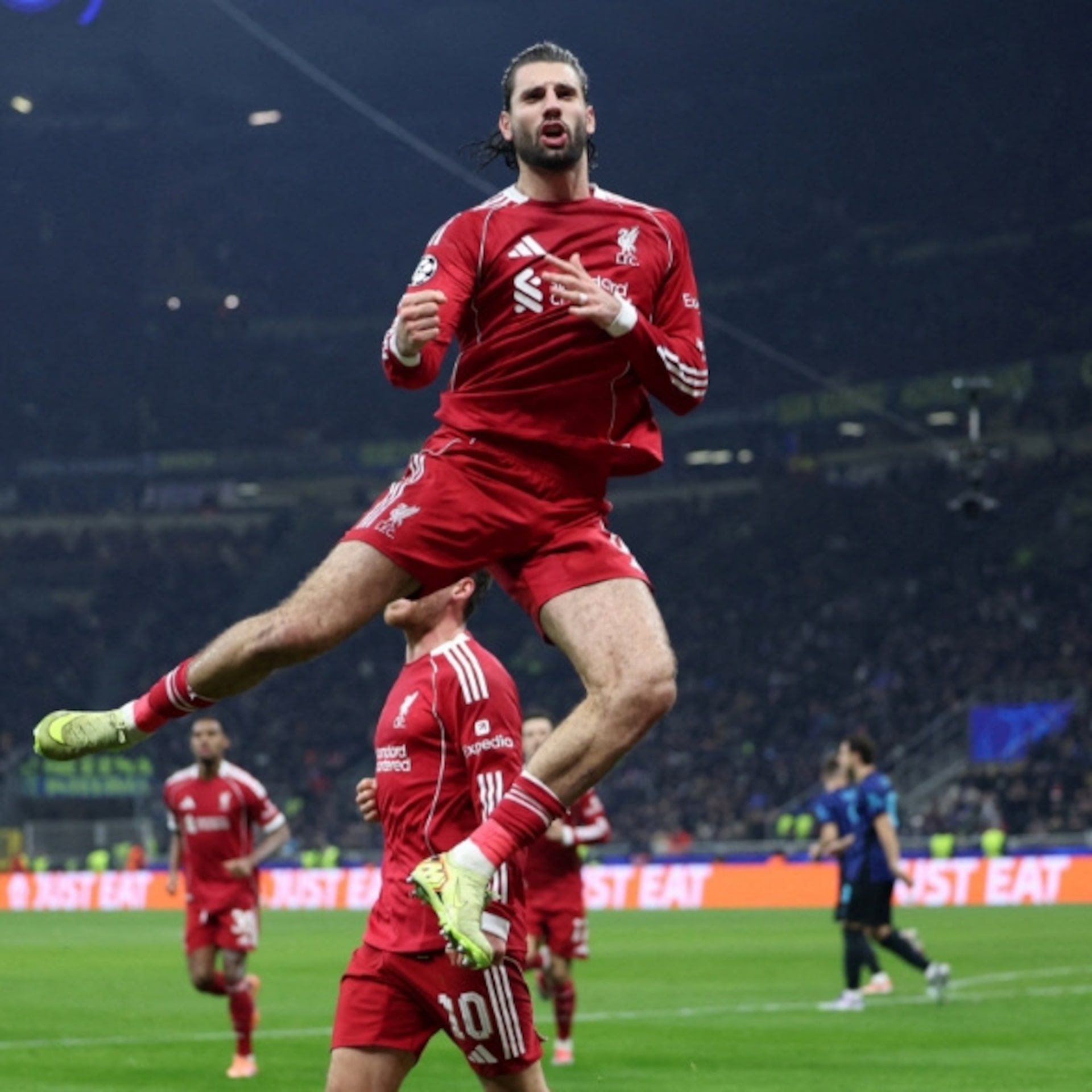 كاميرون مينزيس اعتذار كاميرون مينزيس يعتذر عن ضرب الطاولة - كاميرون مينزيس اعتذار