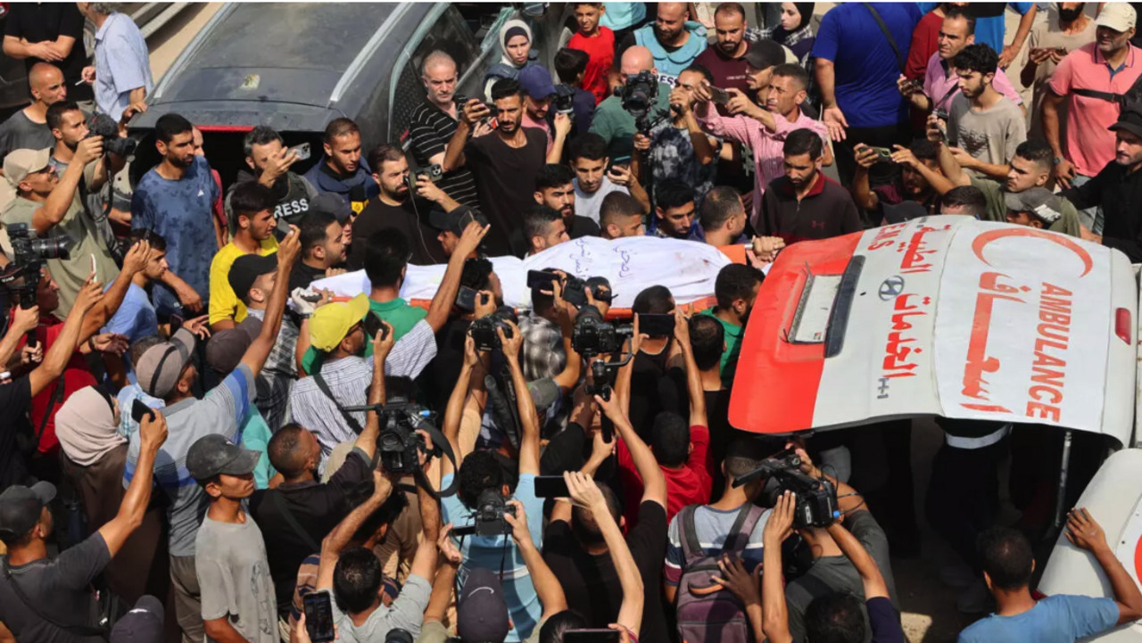 تشييع جثمان صحفي قُتل في غارة إسرائيلية بغزة - تشييع جثمان صحفي قُتل