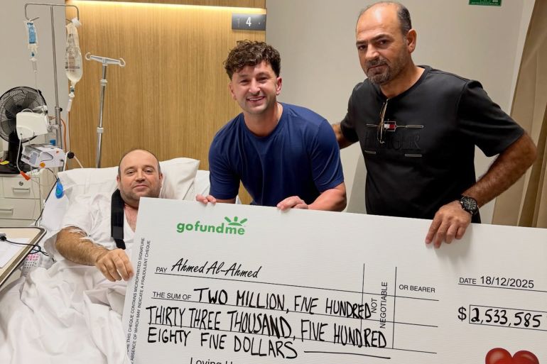 تفاصيل هجوم بوندي: مسلحون يلقون متفجرات في بداية الهجوم - هجوم بوندي