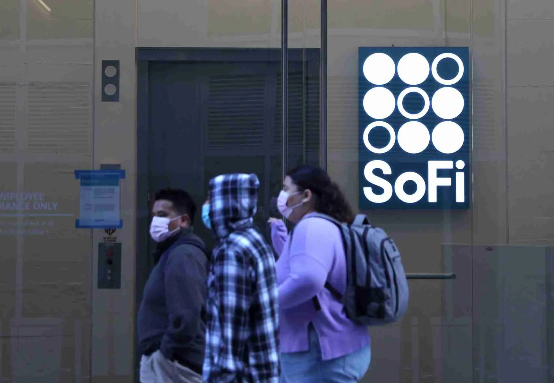 انخفاض سهم SoFi بعد خطة لجمع 1.5 مليار دولار - انخفاض سهم SoFi