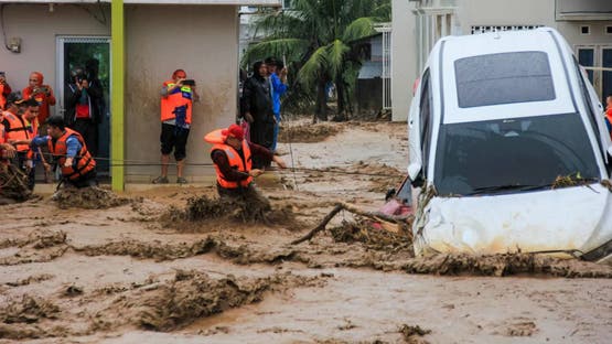 إندونيسيا الفيضانات إندونيسيا تسابق الزمن للعثور على - إندونيسيا الفيضانات
