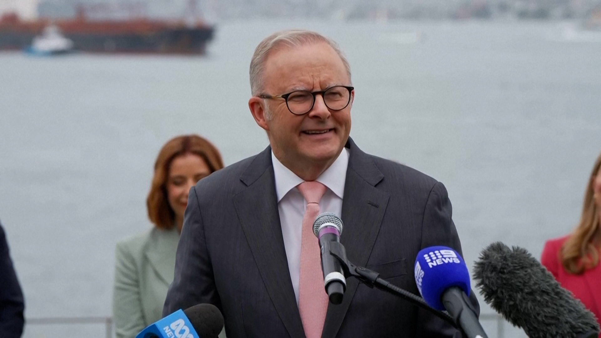 رئيس وزراء أستراليا وناشطة تبلغ من العمر 12 عامًا يرحبان - حظر وسائل التواصل الاجتماعي