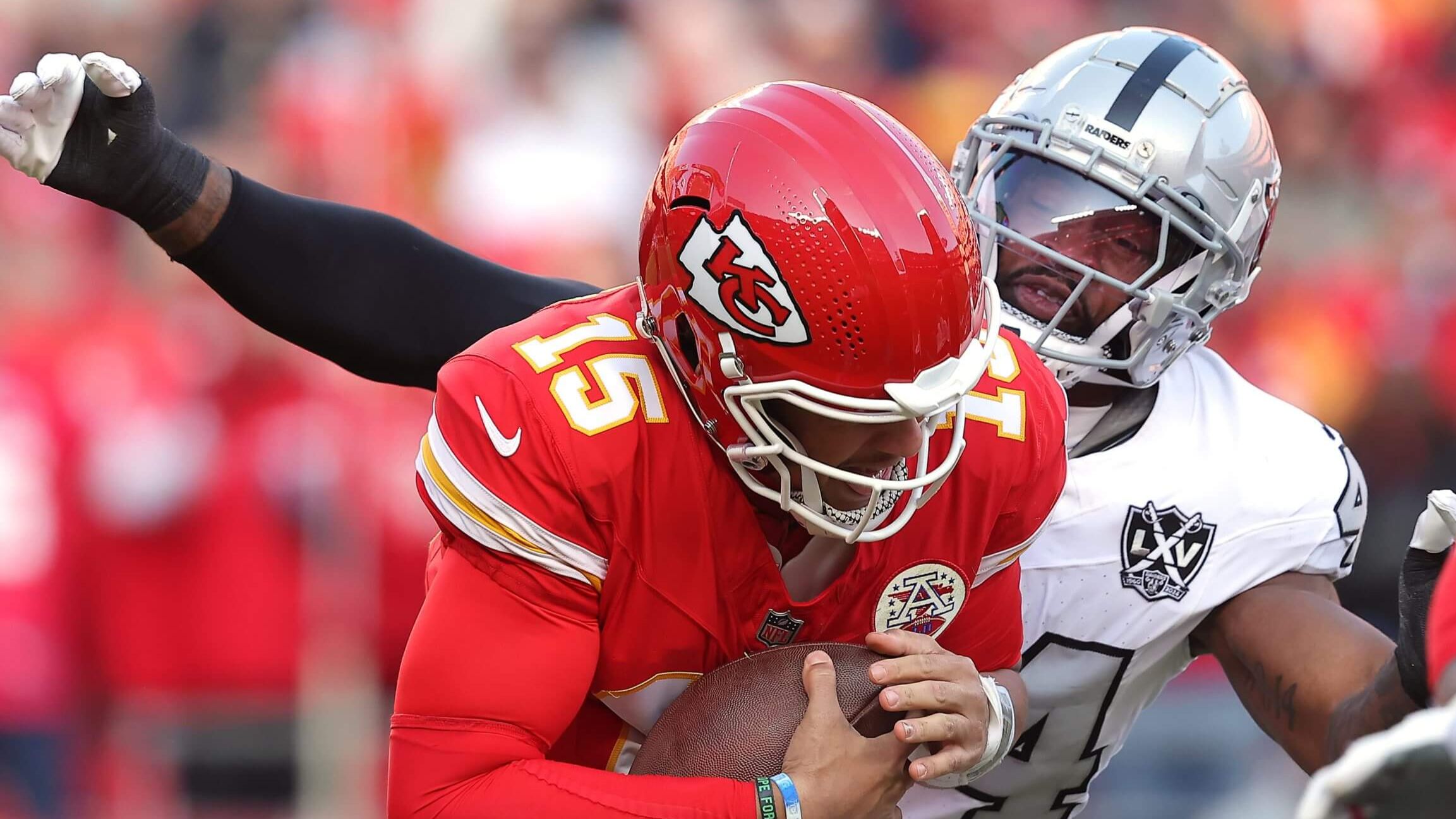 إصابة ماهومز ماهومز يتعرض لإصابة في الركبة وآمال تشيفز في - إصابة ماهومز