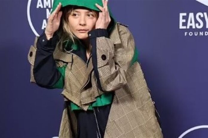 أسوأ إطلالات حفل جوائز الموضة 2025: ماورا هيغينز وليومي