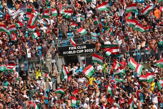 إنجلترا تظهر روح القتال لإحباط أستراليا