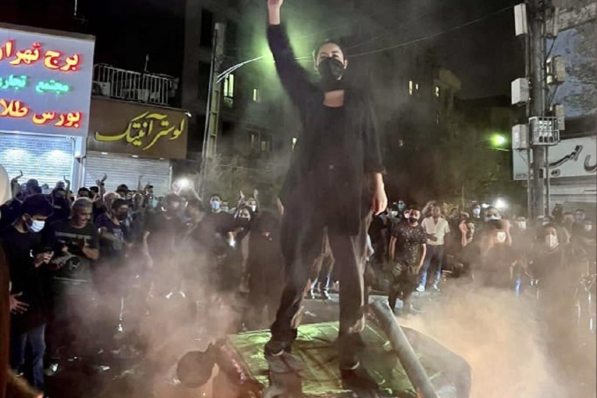 احتجاجات تجار طهران إيران: تجار يحتجون في طهران ويغلقون