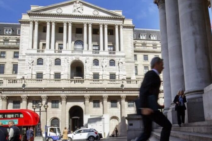 استقالة رئيس مكتب المسؤولية عن الميزانية بسبب خطأ نشر